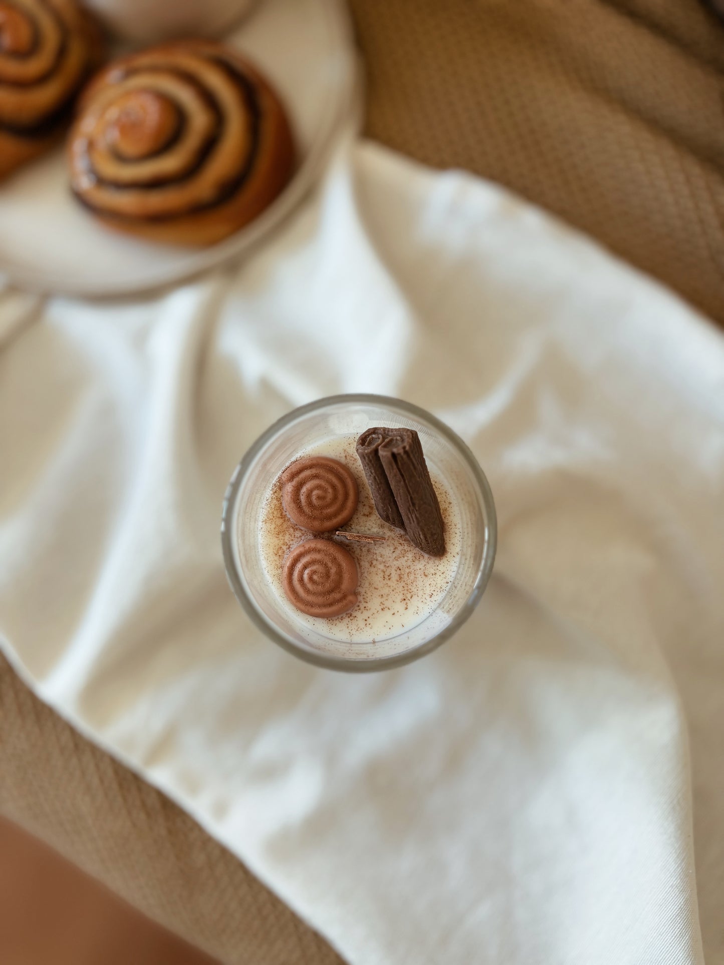 VELA EM COPO ROLINHOS DE CANELA