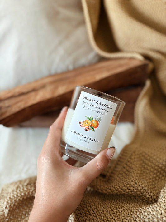 VELA EM COPO LARANJA E CANELA